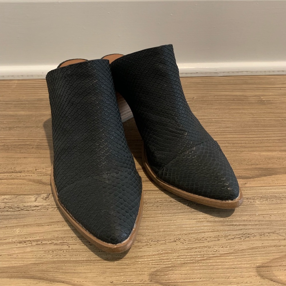 Report Womens Tosh Snake Embossed Mule - Black